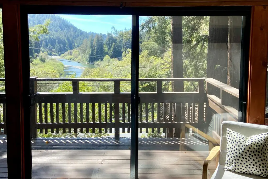 Monte Rio Dog-Friendly Riverfront Retreat and Hot Tub