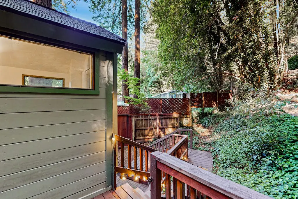 Monte Rio Dog-Friendly Riverfront Retreat and Hot Tub