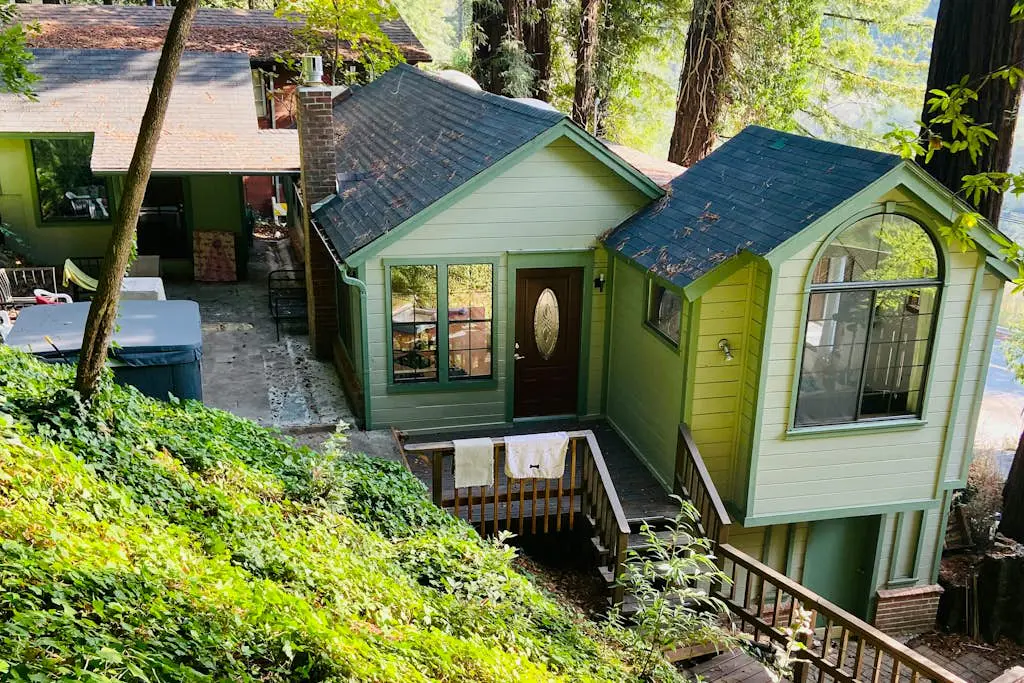 Monte Rio Dog-Friendly Riverfront Retreat and Hot Tub