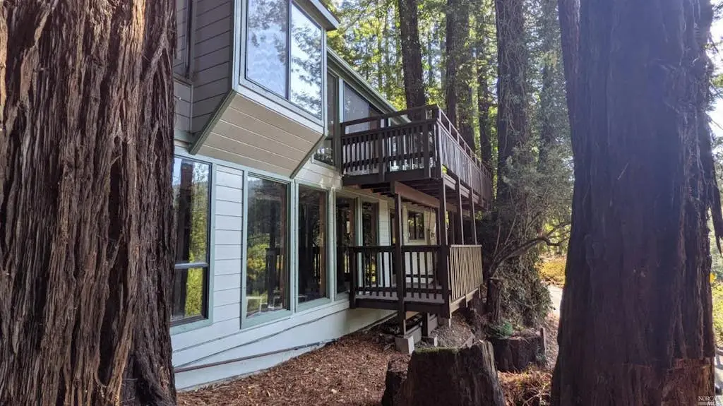 Monte Rio Dog-Friendly Riverfront Retreat and Hot Tub