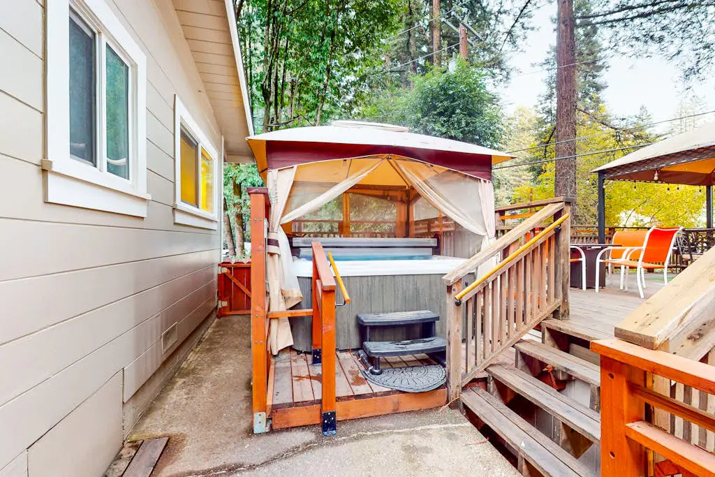 Guerneville Dog-Friendly Redwood Retreat with Hot Tub & Pool