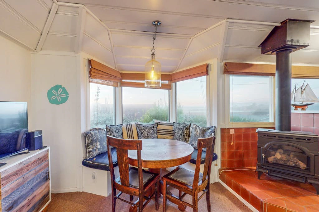 Seaside Cottage - Bodega Bay Bright Beach Cottage with Ocean Views & Fireplace