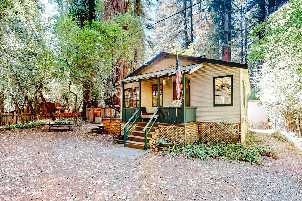 Guerneville Clearheart Grove: Dog-Friendly Redwood Cabin