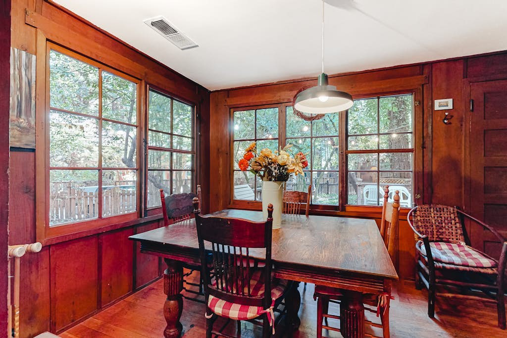 Clearheart Grove - Guerneville Dog-Friendly Redwood Cabin with Hot Tub & Fireplace
