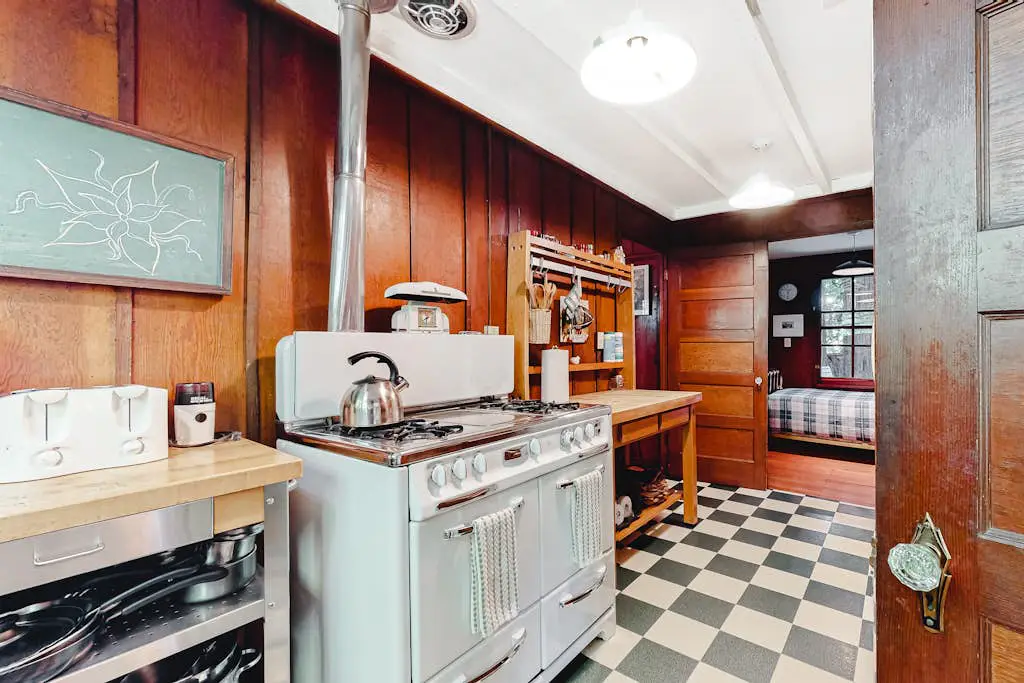 Guerneville Clearheart Grove: Dog-Friendly Redwood Cabin