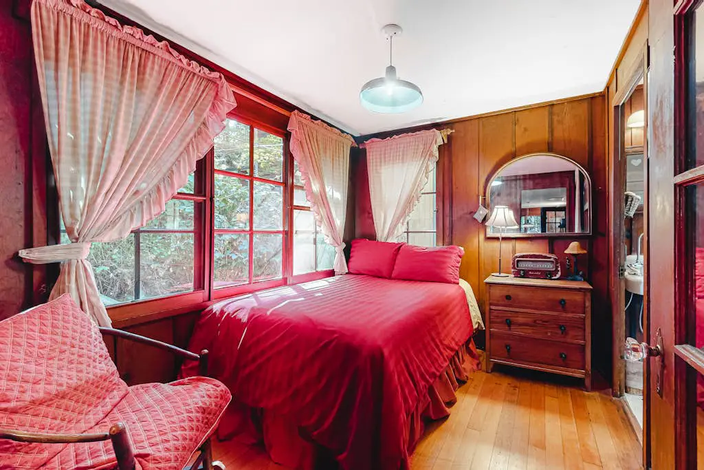 Guerneville Clearheart Grove: Dog-Friendly Redwood Cabin