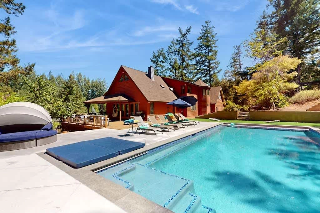 Sunny Grove Retreat - fun house with pool & spa, dogs welcome