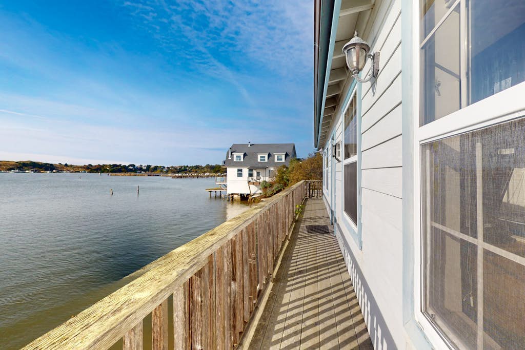 Bodega Bay Waterfront Studio Cottage on Stilts with Fireplace