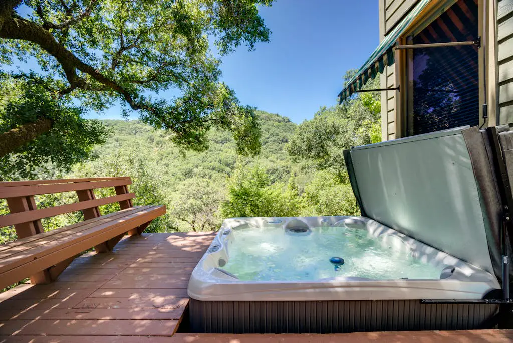 Leslie Creek House - Santa Rosa Wine Country Pool & Hot Tub Retreat