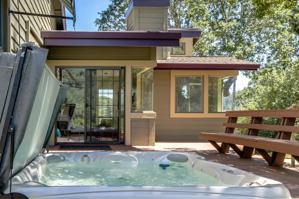 Leslie Creek House - Santa Rosa Wine Country Pool & Hot Tub Retreat