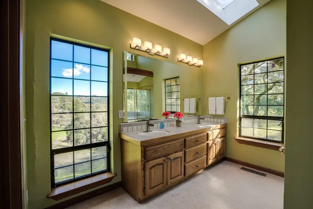 Leslie Creek House - Santa Rosa Wine Country Pool & Hot Tub Retreat