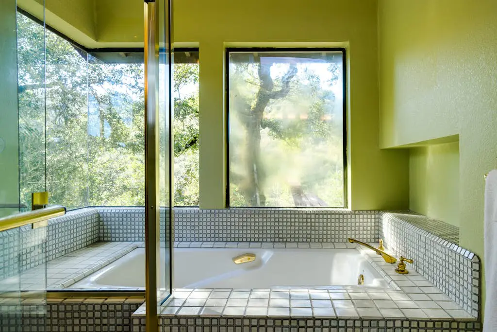 Leslie Creek House - Santa Rosa Wine Country Pool & Hot Tub Retreat