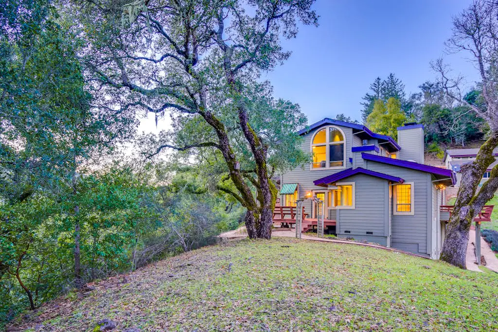 Leslie Creek House - Santa Rosa Wine Country Pool & Hot Tub Retreat