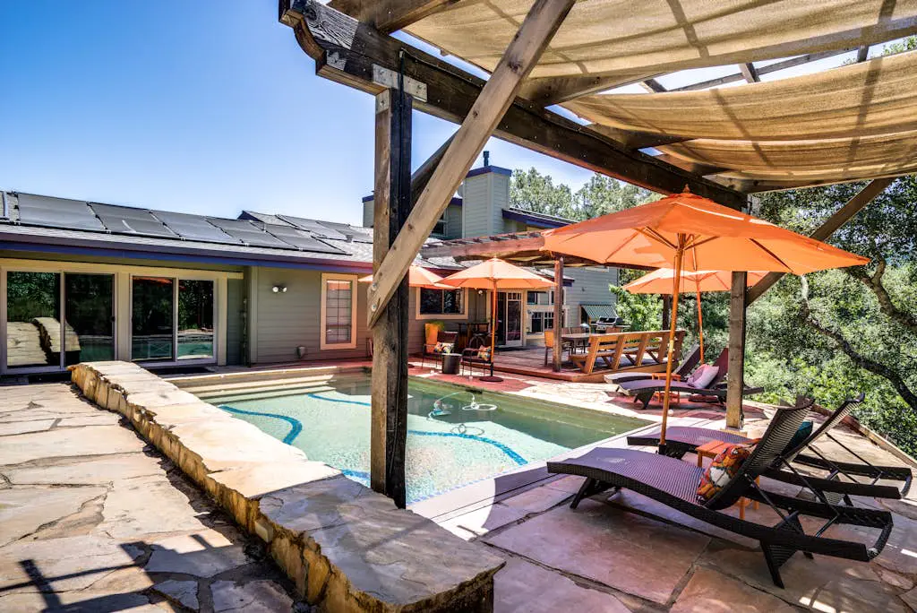 Leslie Creek House - Santa Rosa Wine Country Pool & Hot Tub Retreat