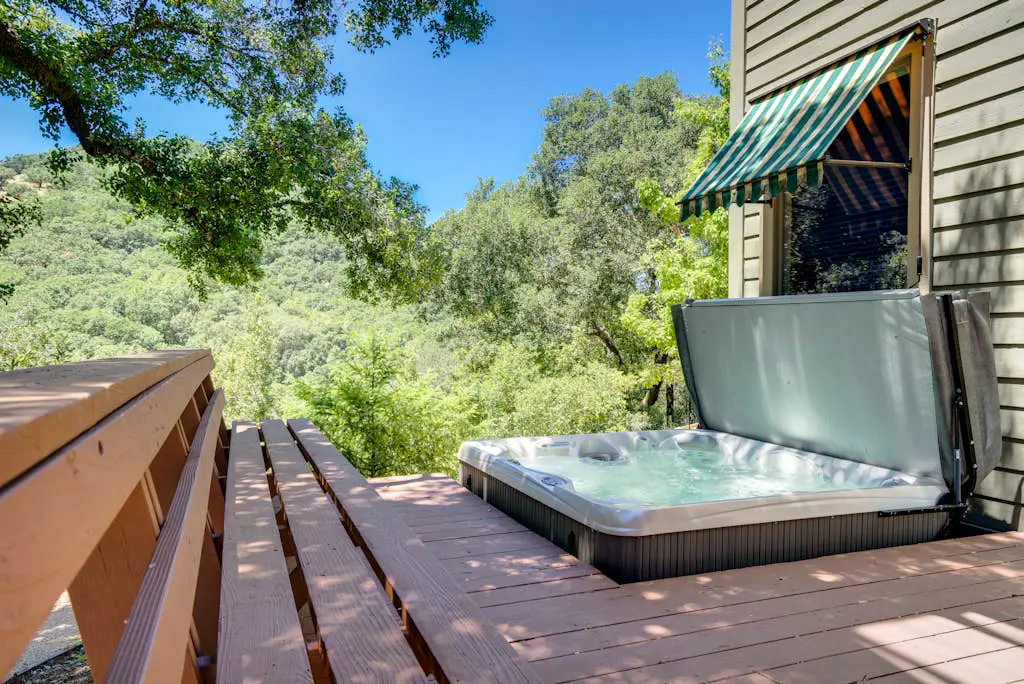 Leslie Creek House - Santa Rosa Wine Country Pool & Hot Tub Retreat