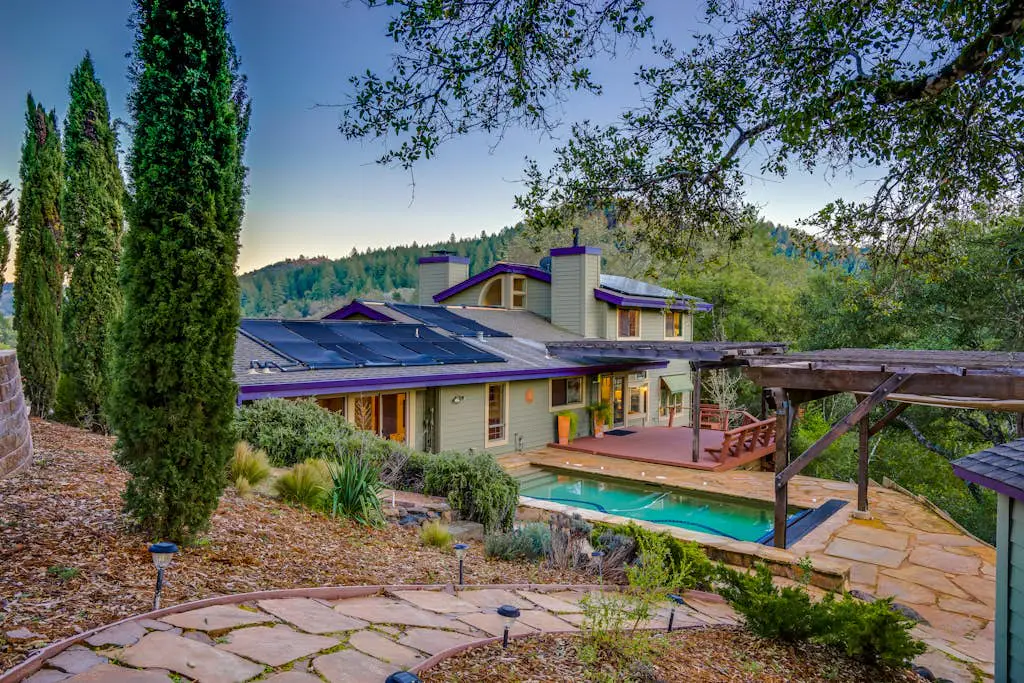 Leslie Creek House - Santa Rosa Wine Country Pool & Hot Tub Retreat