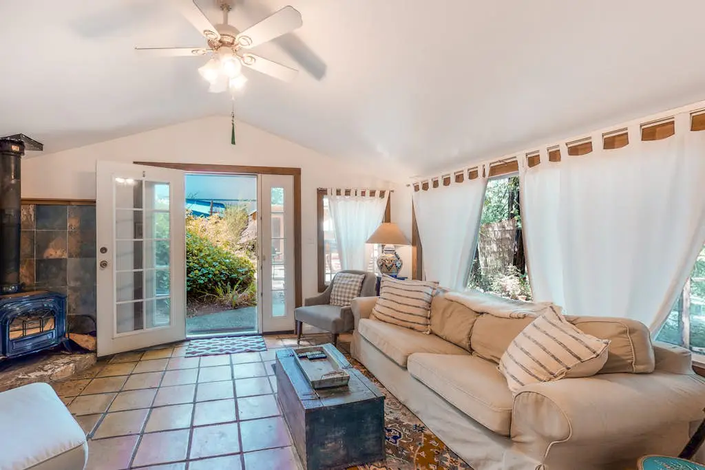Guerneville Dog-Friendly Vineyard Cottage with Hot Tub