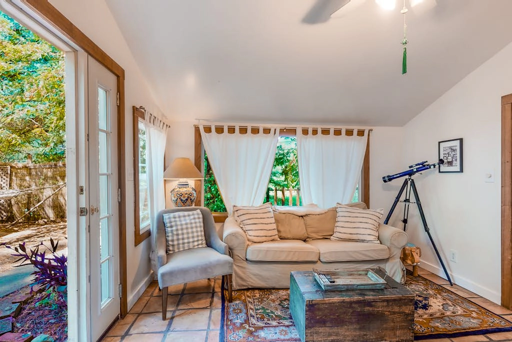 Vineyard Cottage - Guerneville Dog-Friendly Redwood Retreat with Wood Stove