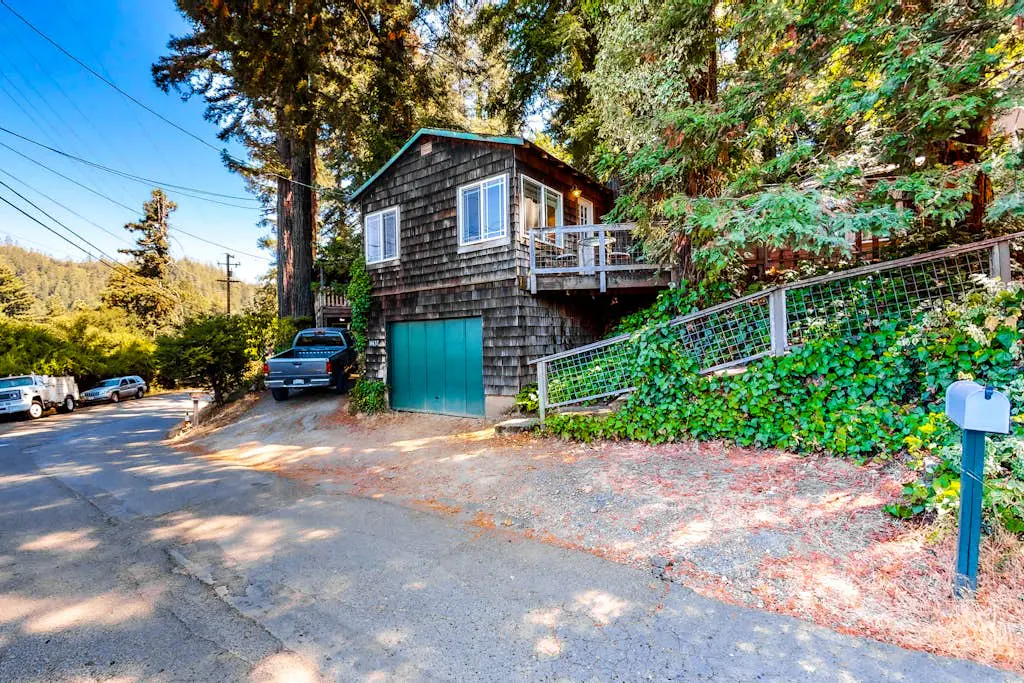 Guerneville Dog-Friendly Vineyard Cottage with Hot Tub