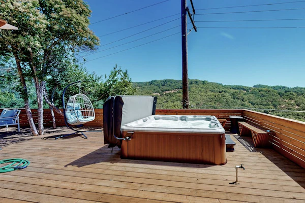 Fitch Mountain Cabin - Healdsburg Hillside Retreat with Hot Tub and Fireplace