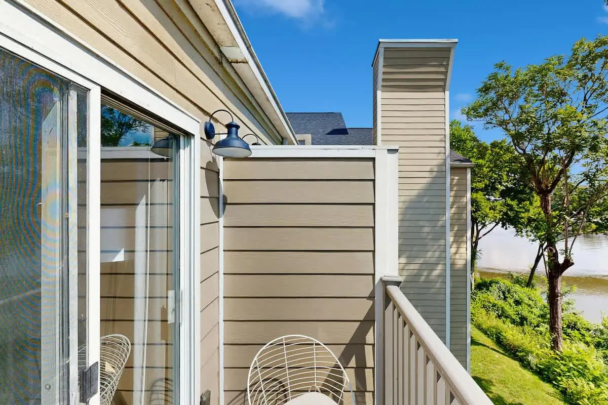 Third-Floor Riverfront Condo w/ Balcony, Pool, & Fast WiFi – Near Broadway!