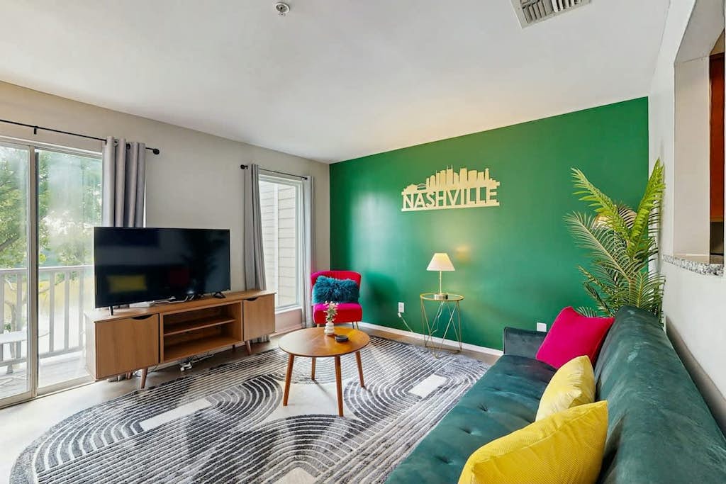 Third-Floor Riverfront Condo w/ Balcony, Pool, & Fast WiFi – Near Broadway!