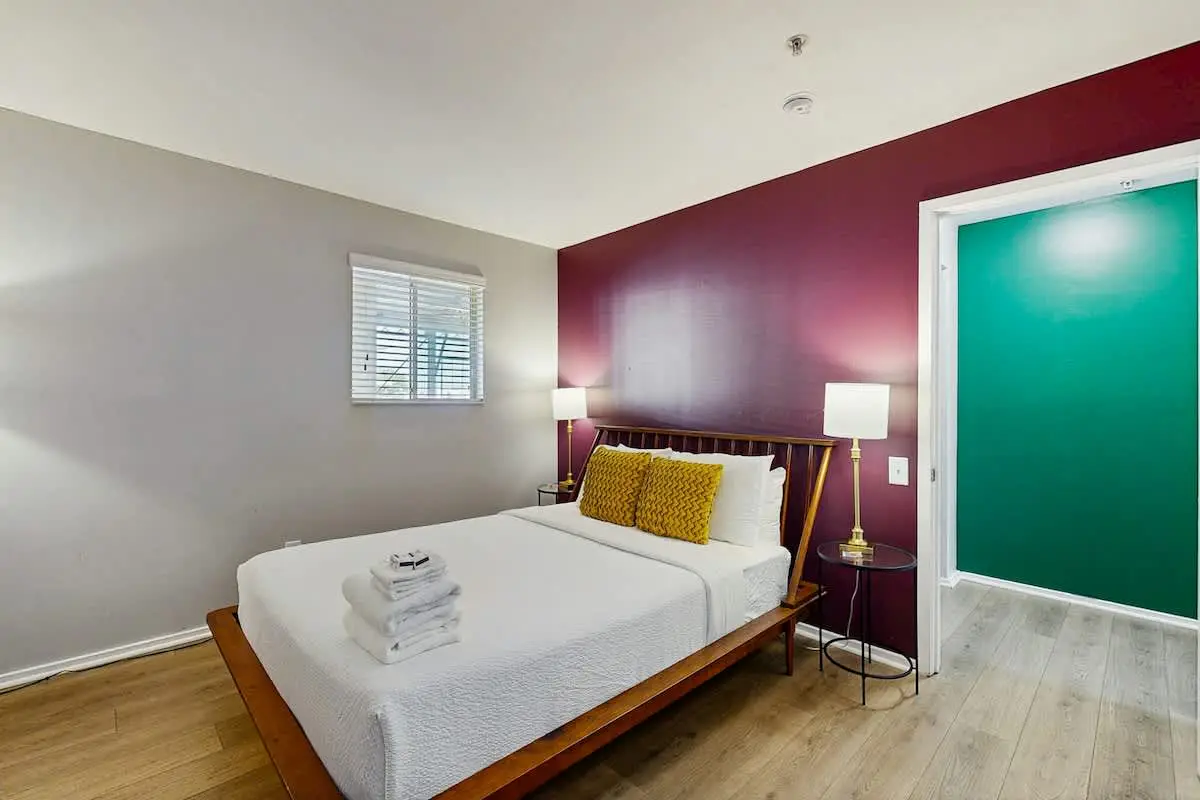 Third-Floor Riverfront Condo w/ Balcony, Pool, & Fast WiFi – Near Broadway!