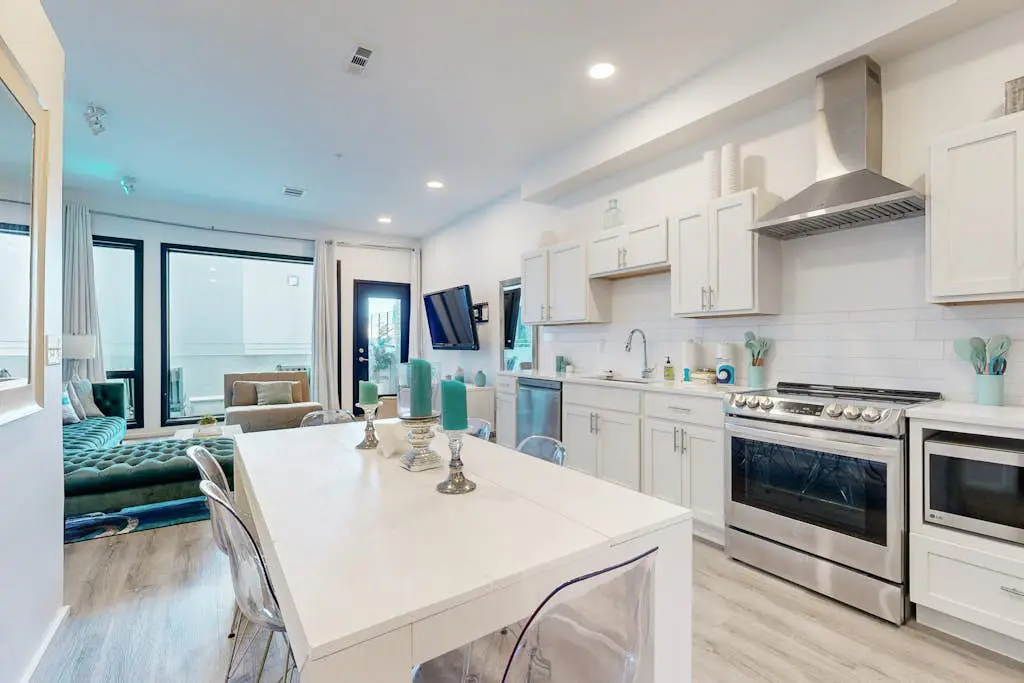 Ultramodern Condo in Luxury Complex with WiFi, Patio, Seasonal Pool, & W/D