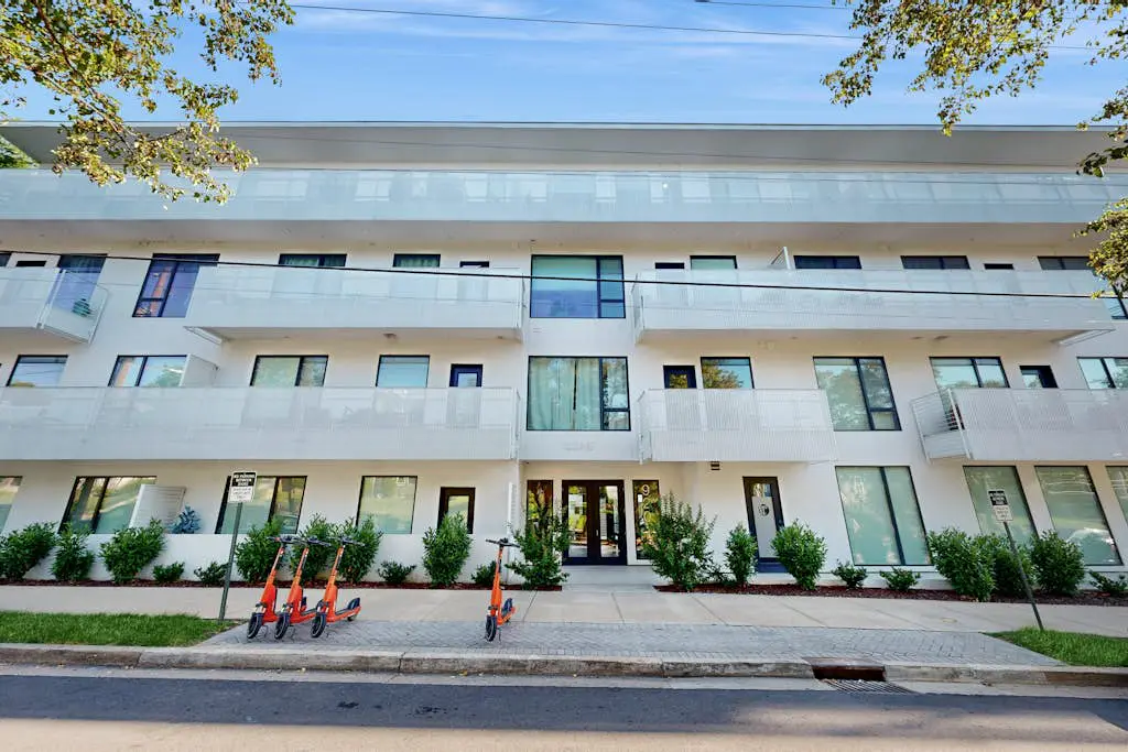 Ultramodern Condo in Luxury Complex with WiFi, Patio, Seasonal Pool, & W/D