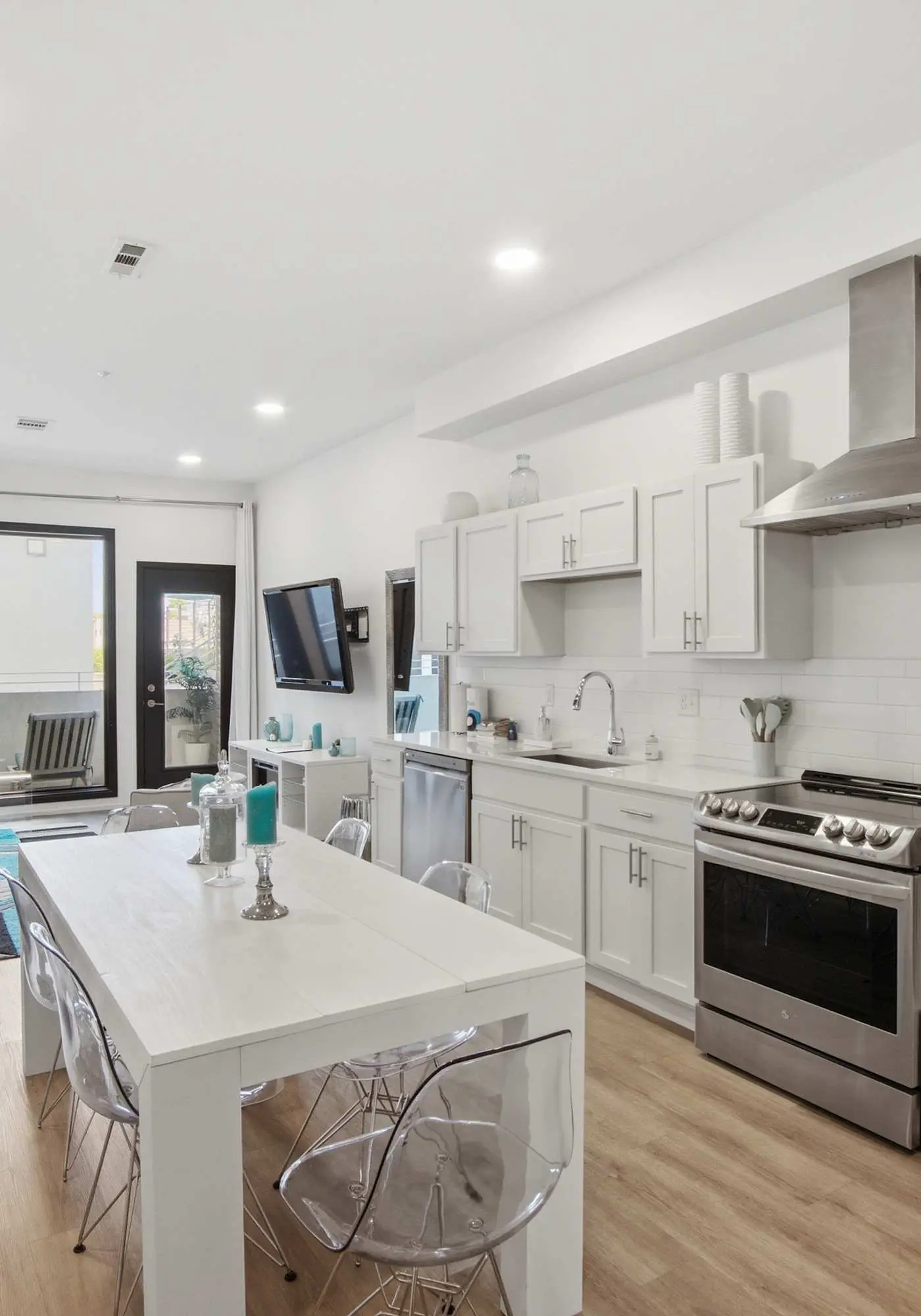 Ultramodern Condo in Luxury Complex with WiFi, Patio, Seasonal Pool, & WD