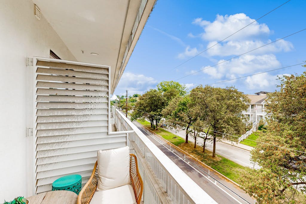 Dog-friendly treetop escape with luxe interior, seasonal pool, balcony, & WiFi
