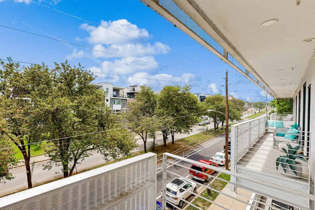 Dog-friendly treetop escape with luxe interior, seasonal pool, balcony, & WiFi