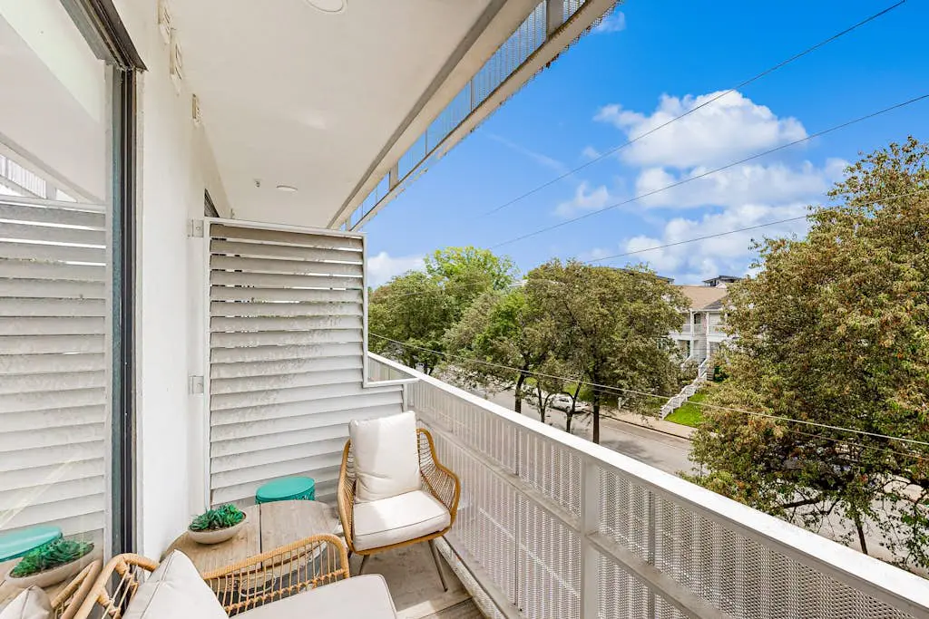Dog-friendly treetop escape with luxe interior, seasonal pool, balcony, & WiFi