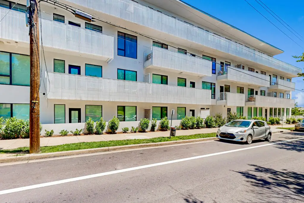 Dog-friendly treetop escape with luxe interior, seasonal pool, balcony, & WiFi