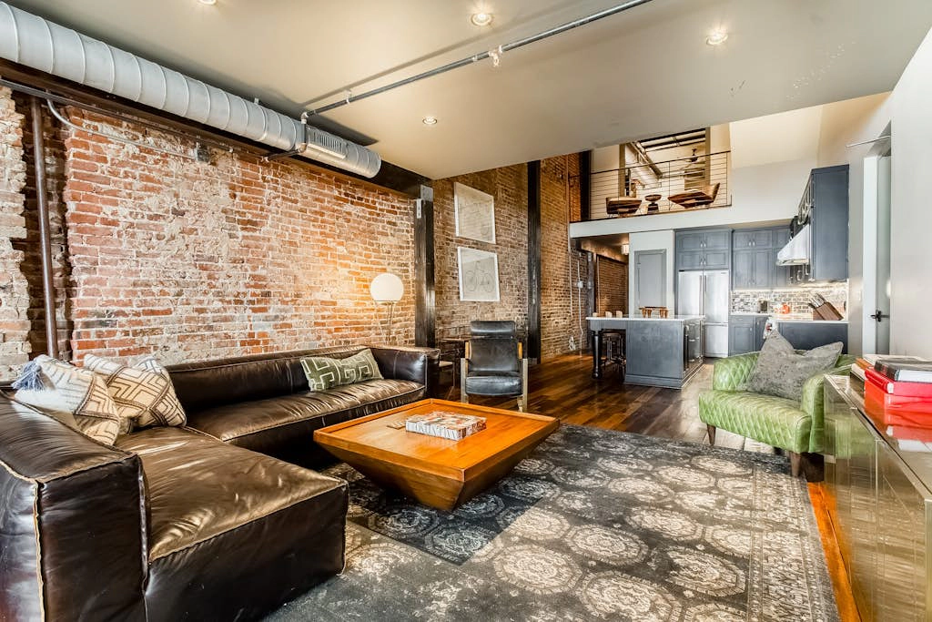 Charming 4 bedroom loft with wet bar, central AC & full kitchen