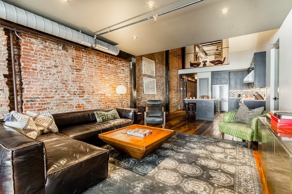 Charming 4 bedroom loft with wet bar, central AC & full kitchen