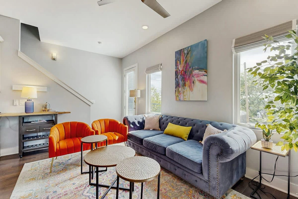 Stylish townhouse with a rooftop deck, balconies, washer/dryer, & wet bar