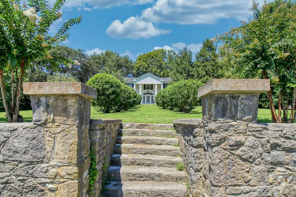 Bella Rose Estate: Romantic getaway w/ fireplace.