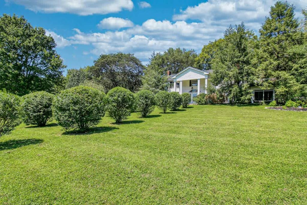 Bella Rose Estate: Romantic getaway w/ fireplace.
