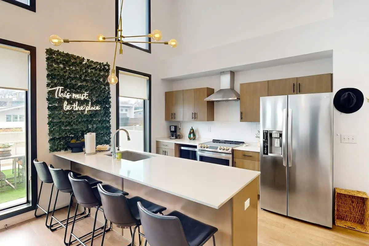 Chic Music City Hideaway, Sleeps 6 with large outdoor deck, pool and gym