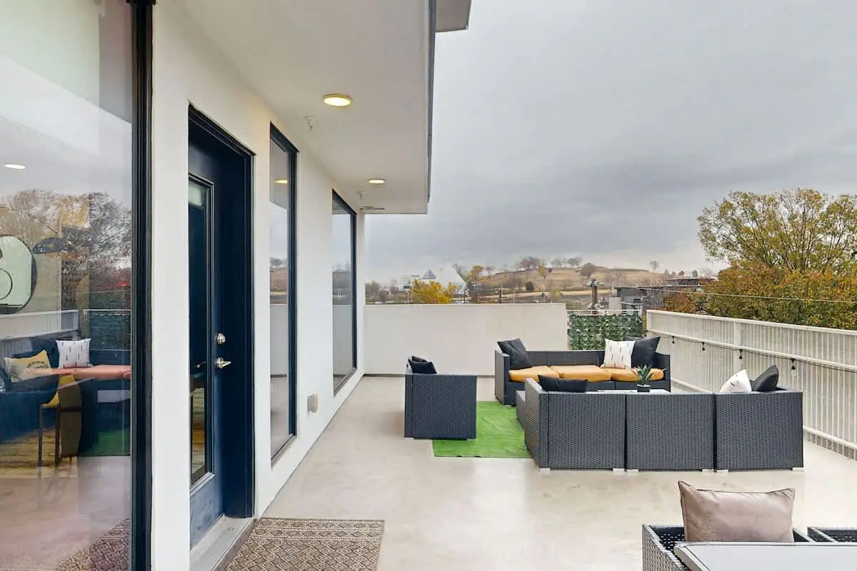 Chic Music City Hideaway, Sleeps 6 with large outdoor deck, pool and gym