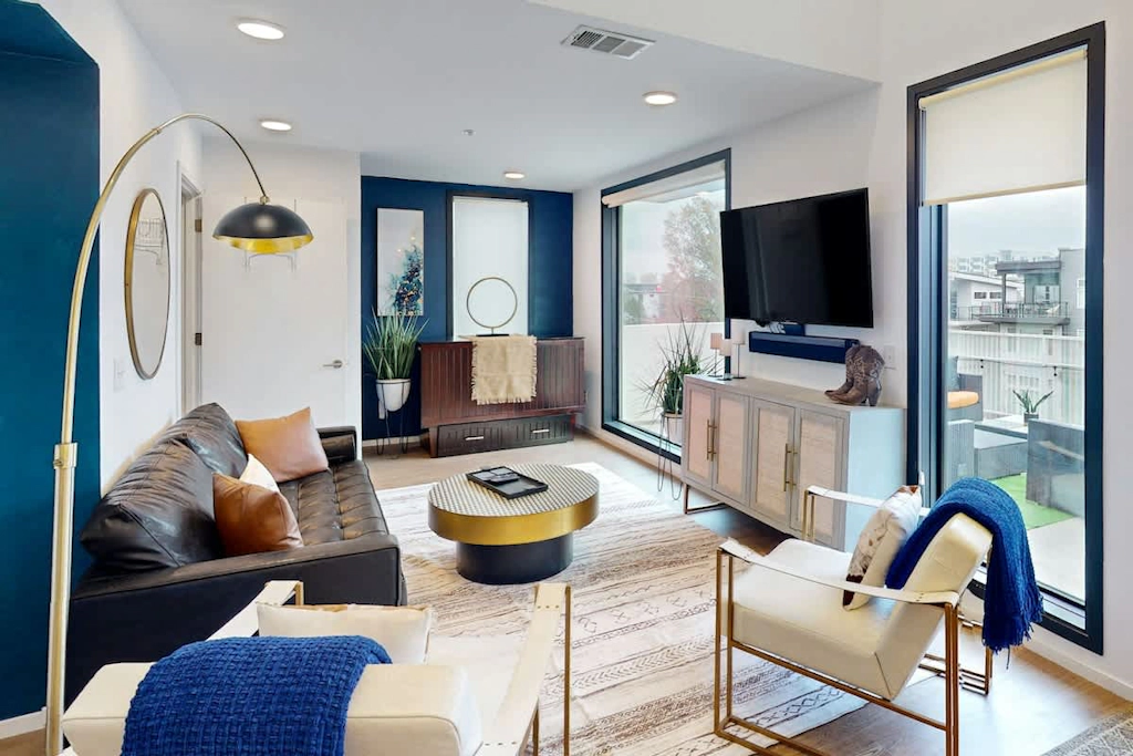 Chic Music City Hideaway, Sleeps 6 with large outdoor deck, pool and gym