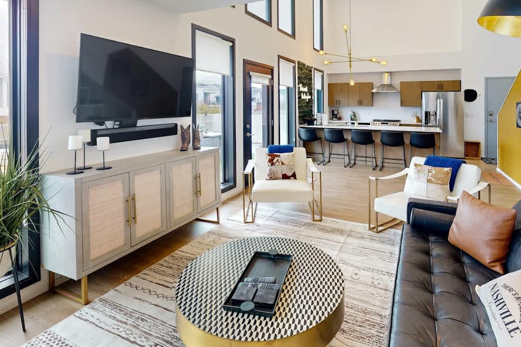 Chic Music City Hideaway, Sleeps 6 with large outdoor deck, pool and gym