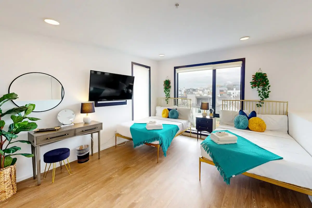 Chic Music City Hideaway, Sleeps 6 with large outdoor deck, pool and gym