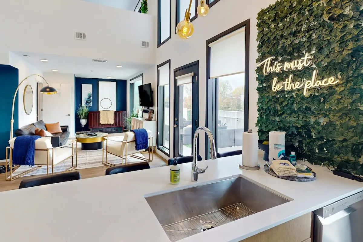 Chic Music City Hideaway, Sleeps 6 with large outdoor deck, pool and gym