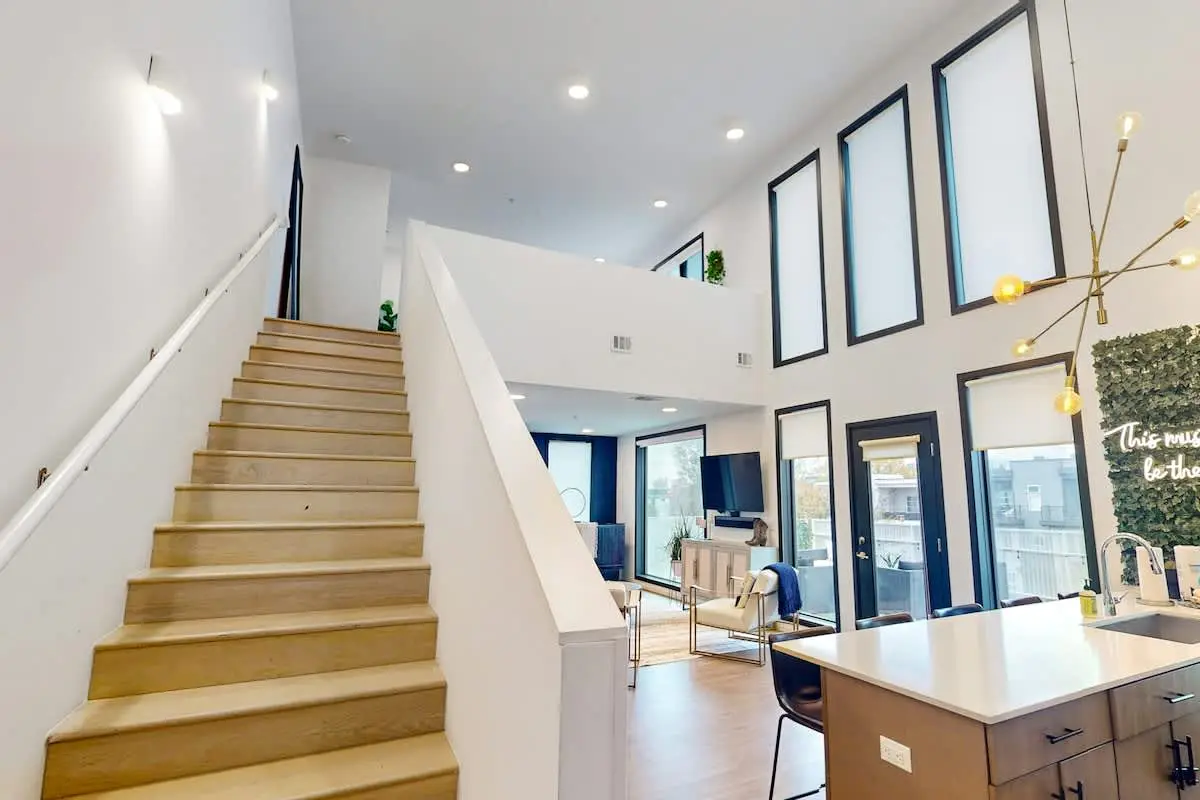 Chic Music City Hideaway, Sleeps 6 with large outdoor deck, pool and gym