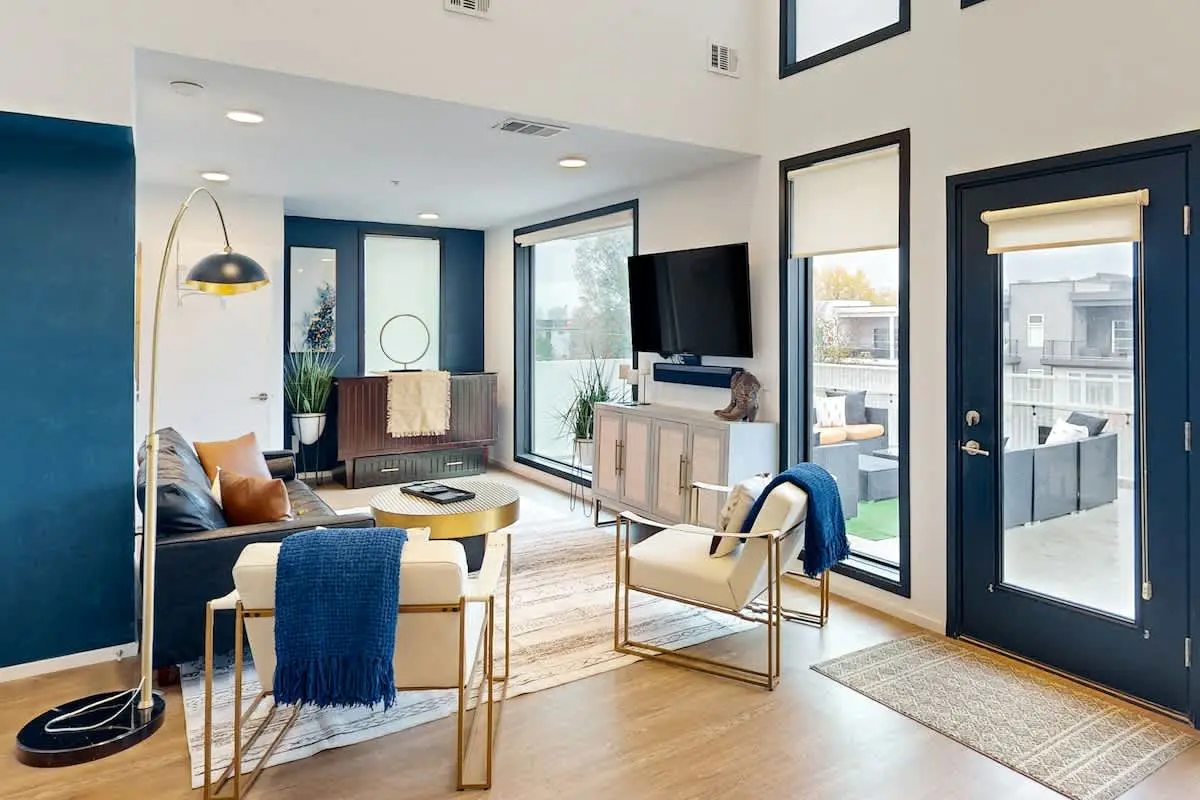 Chic Music City Hideaway, Sleeps 6 with large outdoor deck, pool and gym