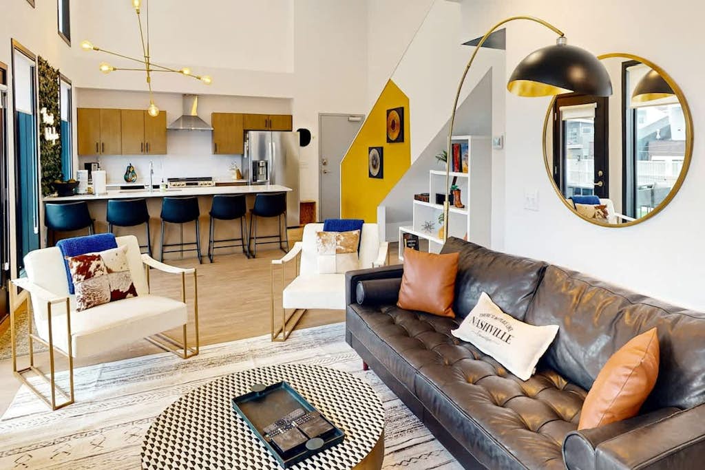 Chic Music City Hideaway, Sleeps 6 with large outdoor deck, pool and gym