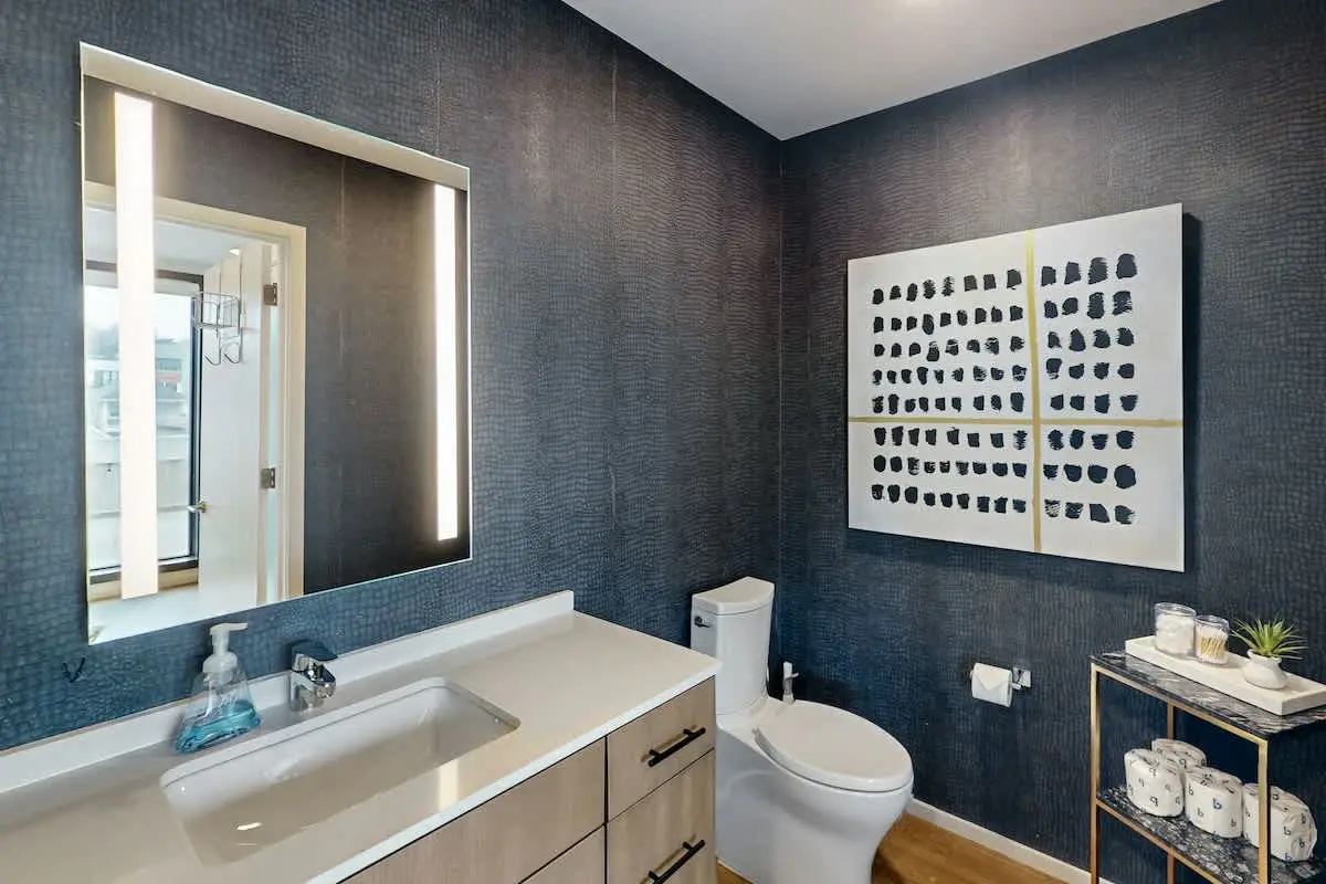 Chic Music City Hideaway, Sleeps 6 with large outdoor deck, pool and gym