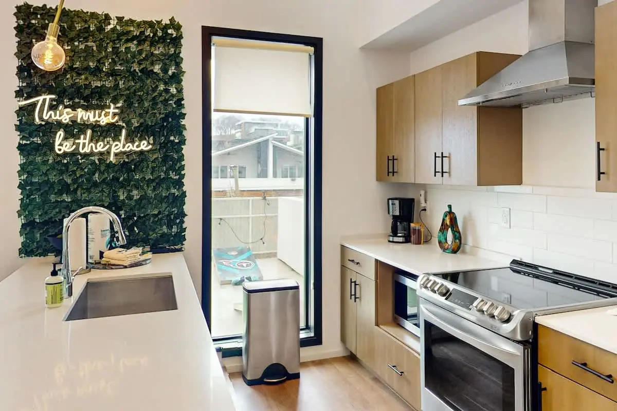 Chic Music City Hideaway, Sleeps 6 with large outdoor deck, pool and gym